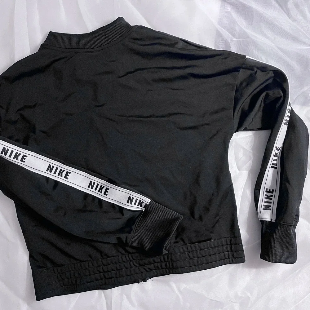 Nike Girls Sportswear Track Jacket Black Logo Taped Sleeve Full Zip Size Medium